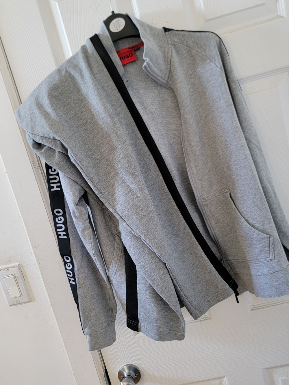 Set Hugo Gray  Zip-Up Sweatshirt &free Puma Pants